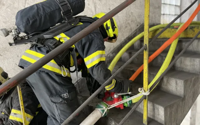 Hasiči likvidují požár ve slévárně v Řepčíně. Museli zasahovat v dýchacích přístrojích