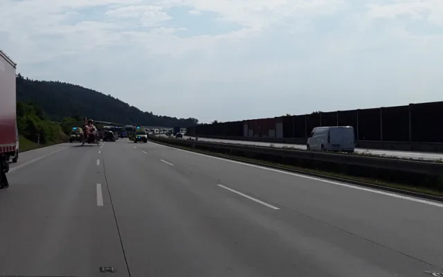 Dálnice D1 je u Hranic ve směru na Prahu kvůli vážné nehodě uzavřená. Pro zraněného letěl vrtulník
