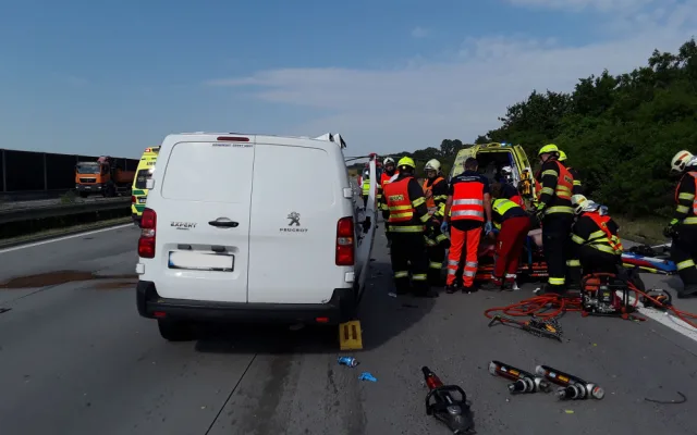 Dálnice D1 je u Hranic ve směru na Prahu kvůli vážné nehodě uzavřená. Pro zraněného letěl vrtulník