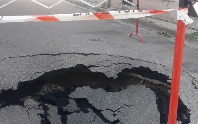 V centru Prostějova se propadla silnice. Příčina je nejasná, možná kanalizace. Město už chystá opravy