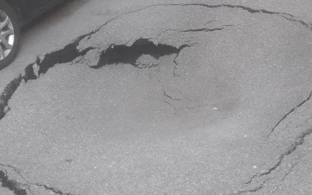 V centru Prostějova se propadla silnice. Příčina je nejasná, možná kanalizace. Město už chystá opravy