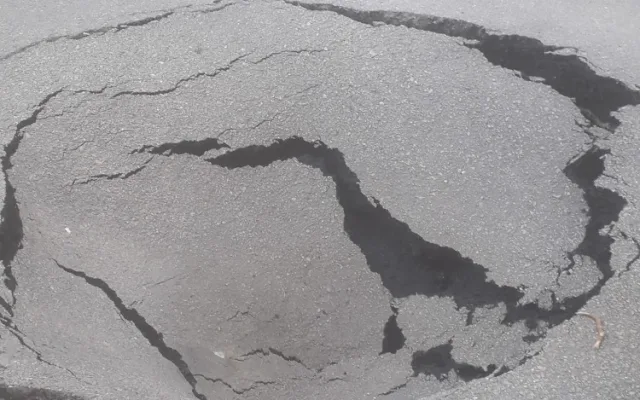 V centru Prostějova se propadla silnice. Příčina je nejasná, možná kanalizace. Město už chystá opravy