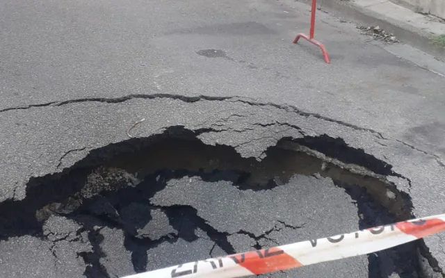 V centru Prostějova se propadla silnice. Příčina je nejasná, možná kanalizace. Město už chystá opravy
