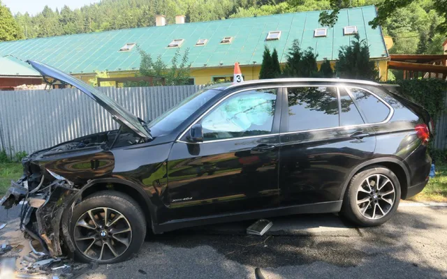 Těžká nehoda kvůli oslnění sluncem. Žena v Octavii vjela do cesty většímu BMW