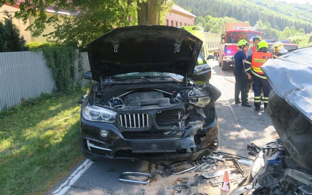Těžká nehoda kvůli oslnění sluncem. Žena v Octavii vjela do cesty většímu BMW