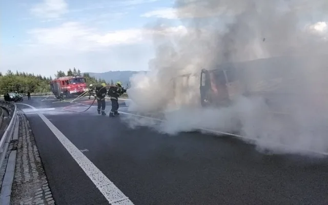 Uzavřená silnice první třídy. Nad Červenohorským sedlem hořela dodávka