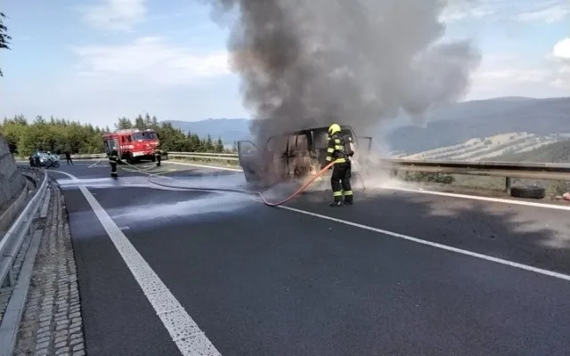 Uzavřená silnice první třídy. Nad Červenohorským sedlem hořela dodávka