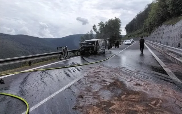 Uzavřená silnice první třídy. Nad Červenohorským sedlem hořela dodávka