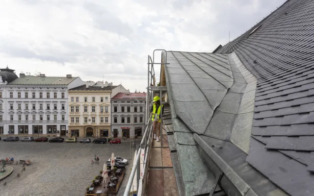 Prázdninové omlazení. Fasáda olomouckého divadla prochází opravou