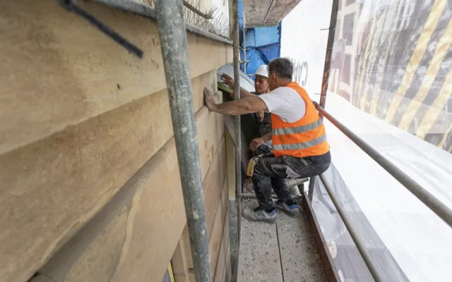 Prázdninové omlazení. Fasáda olomouckého divadla prochází opravou