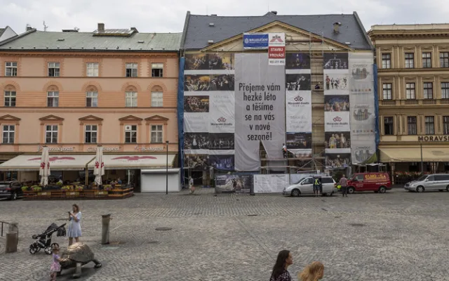 Prázdninové omlazení. Fasáda olomouckého divadla prochází opravou