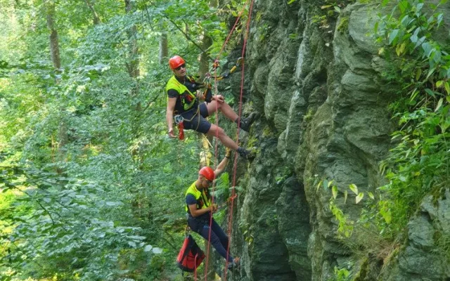 Uvízlý paraglidista a výcvik služebních psů. V Jeseníkách proběhlo mezinárodní cvičení Horské služby