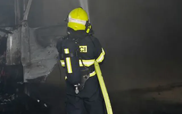 Požár náklaďáku poškodil halu na Šternbersku. Škoda je přes šest milionů