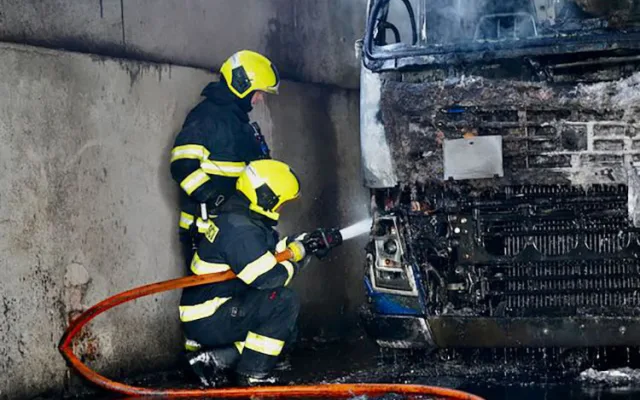 Požár náklaďáku poškodil halu na Šternbersku. Škoda je přes šest milionů