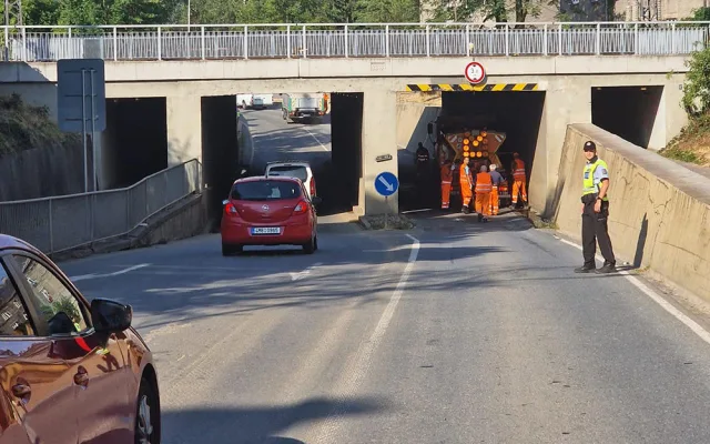 Nebezpečné výtluky a rychlá oprava. Rušný podjezd v Přerově zatěžují náklaďáky s materiálem pro D1