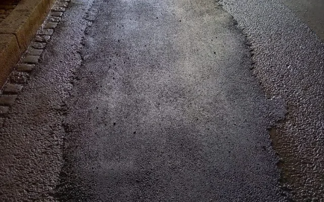 Nebezpečné výtluky a rychlá oprava. Rušný podjezd v Přerově zatěžují náklaďáky s materiálem pro D1