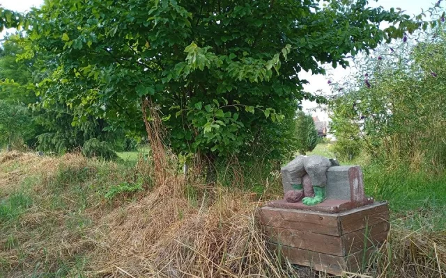 Ve Vrahovicích vandal zničil sochu Vodníka. Arboretum ji opraví, ale vystavovat už nebude