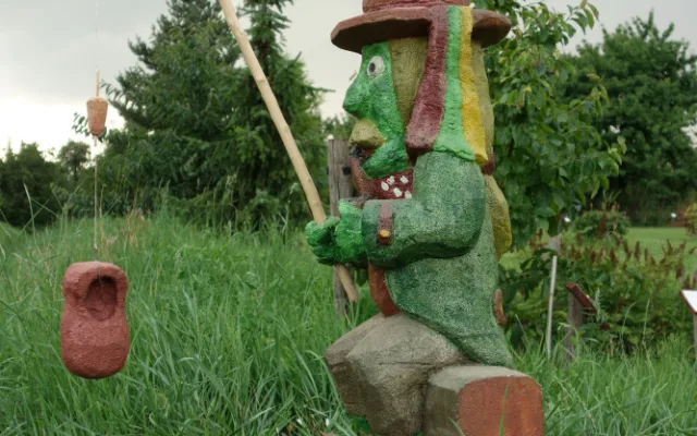 Ve Vrahovicích vandal zničil sochu Vodníka. Arboretum ji opraví, ale vystavovat už nebude