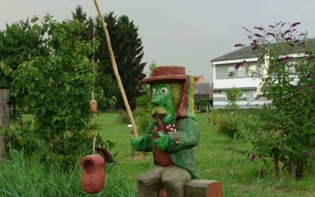 Ve Vrahovicích vandal zničil sochu Vodníka. Arboretum ji opraví, ale vystavovat už nebude