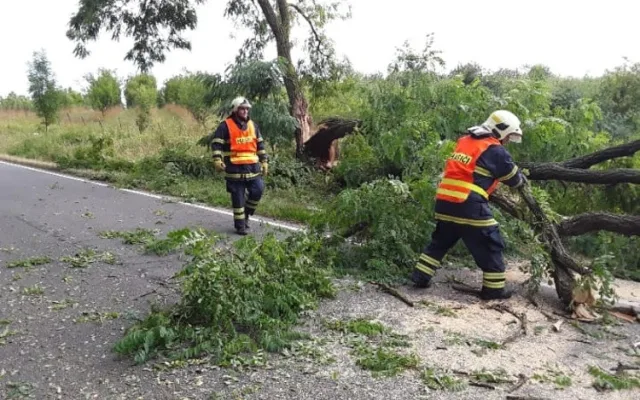 Požáry polí a pak řádění bouřky. Vichr vyvrátil na Prostějovsku stromy na dva kostely