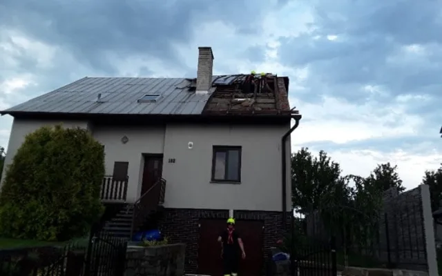 Požáry polí a pak řádění bouřky. Vichr vyvrátil na Prostějovsku stromy na dva kostely