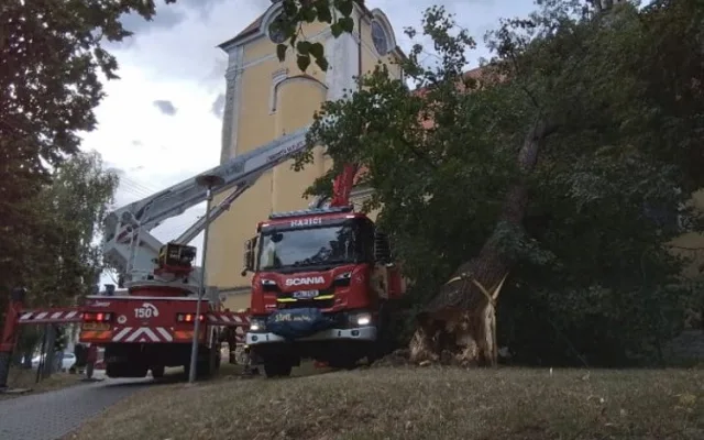 Požáry polí a pak řádění bouřky. Vichr vyvrátil na Prostějovsku stromy na dva kostely