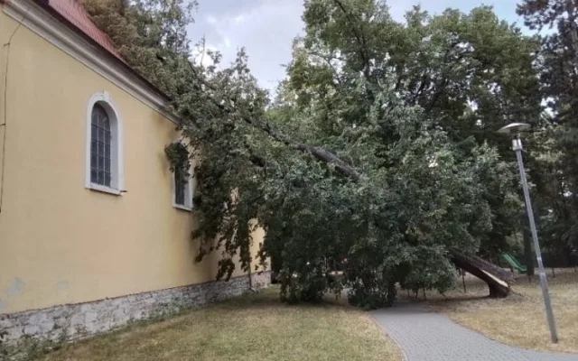 Požáry polí a pak řádění bouřky. Vichr vyvrátil na Prostějovsku stromy na dva kostely