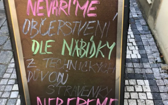 Teplá jídla nevaříme, lákala znovuotevřená zahrádka Národního domu v Prostějově. Vzbudila posměch