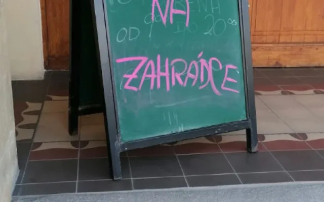 Teplá jídla nevaříme, lákala znovuotevřená zahrádka Národního domu v Prostějově. Vzbudila posměch