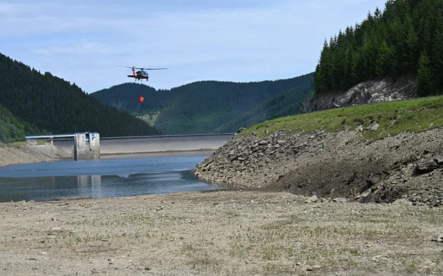 Na Dlouhých stráních hasiči testovali bambivaky. Piloti museli manévrovat v horské soutěsce