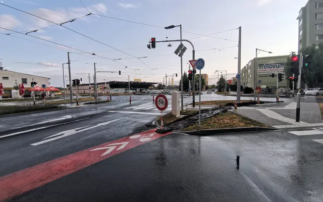 Novou cyklostezku na olomouckém sídlišti ničí bagry. Město reklamuje špatný asfalt