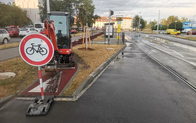 Novou cyklostezku na olomouckém sídlišti ničí bagry. Město reklamuje špatný asfalt