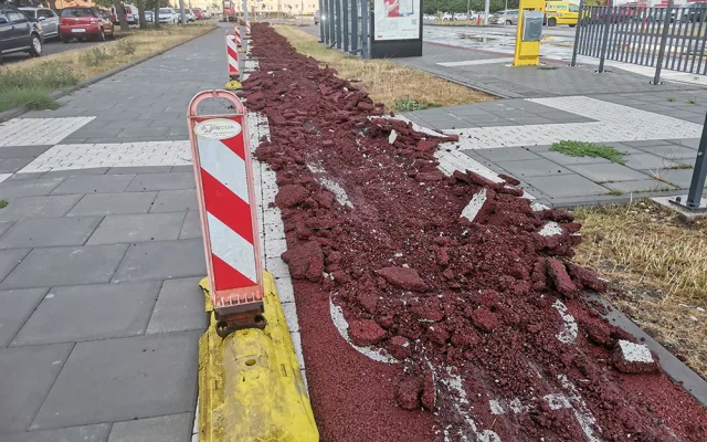 Novou cyklostezku na olomouckém sídlišti ničí bagry. Město reklamuje špatný asfalt