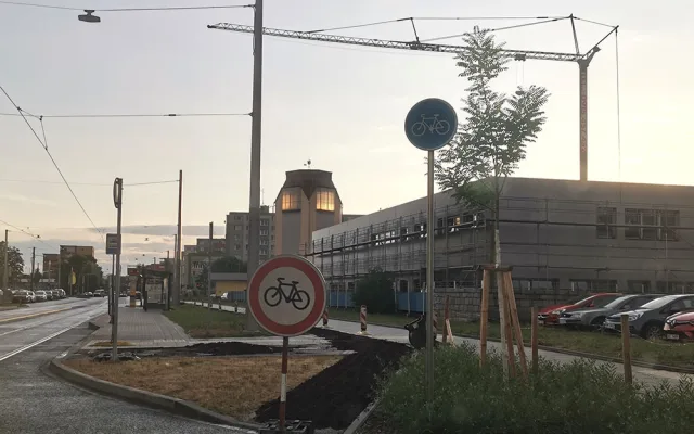Novou cyklostezku na olomouckém sídlišti ničí bagry. Město reklamuje špatný asfalt