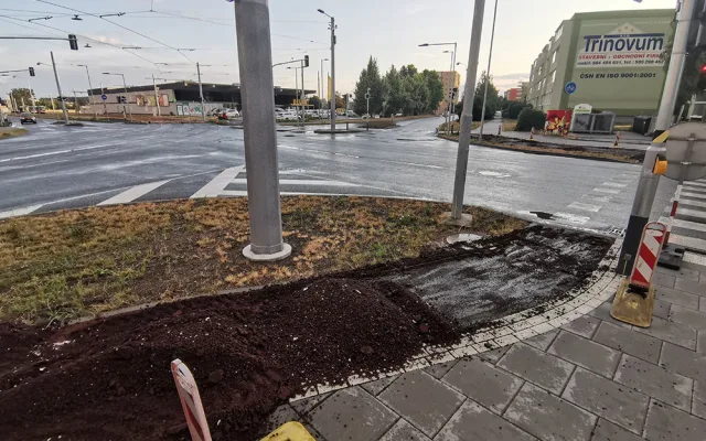 Novou cyklostezku na olomouckém sídlišti ničí bagry. Město reklamuje špatný asfalt