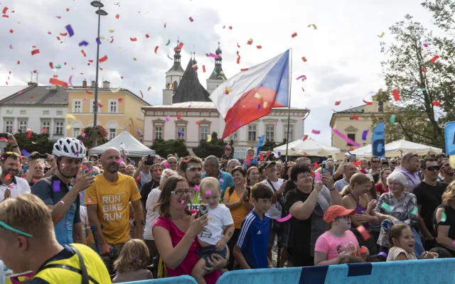 FOTOGALERIE: Plná náměstí v Uničově i Prostějově fandila cyklistice. První etapu ovládl Froomův parťák