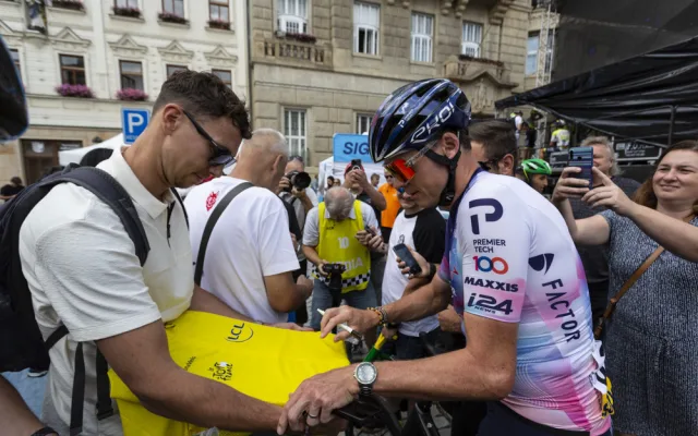 FOTOGALERIE: Plná náměstí v Uničově i Prostějově fandila cyklistice. První etapu ovládl Froomův parťák