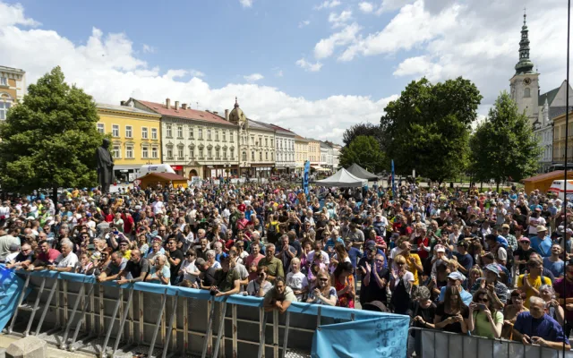 FOTOGALERIE: Plná náměstí v Uničově i Prostějově fandila cyklistice. První etapu ovládl Froomův parťák