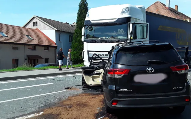 Nehodu dvou osobních aut na Bludovském kopci nepřežil jeden z řidičů. Další vážná havárie je v Hranicích