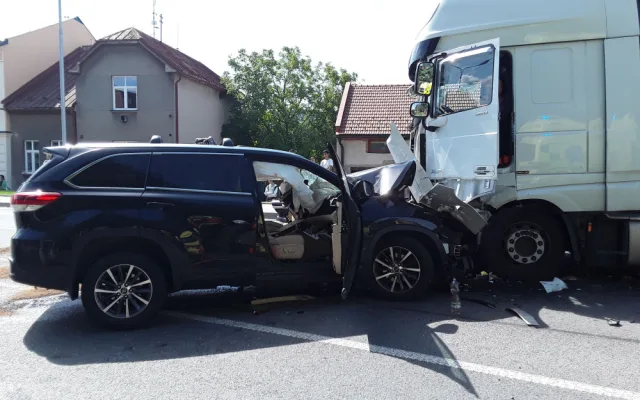 Nehodu dvou osobních aut na Bludovském kopci nepřežil jeden z řidičů. Další vážná havárie je v Hranicích