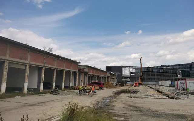 Stavební firma bude demolovat objekty, na jejichž místě vznikne nové vzdělávací centrum pro lékaře a zdravotníky