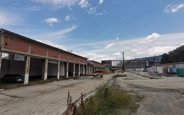 Stavební firma bude demolovat objekty, na jejichž místě vznikne nové vzdělávací centrum pro lékaře a zdravotníky
