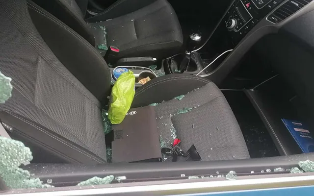 Nepříjemný návrat na parkoviště. Vandal rozbil okénka aut u jezera Poděbrady