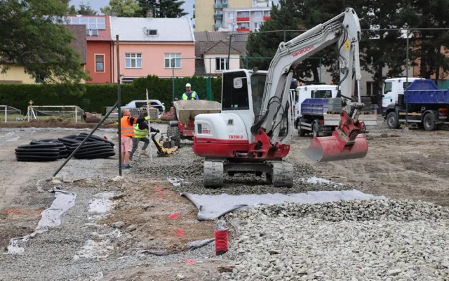 Žákům v Přerově poslouží nová školní hřiště. Modernizací procházejí o prázdninách i učebny