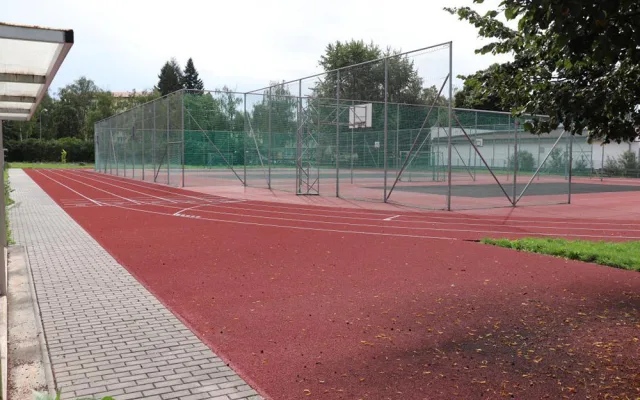 Opravené hřiště Základní školy Svisle