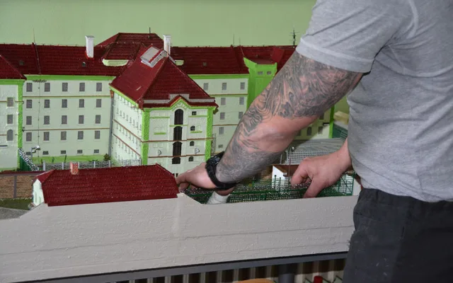 Jak to vypadá za plotem olomoucké věznice? Podobu areálu přibližují snímky před nedávnem zrenovovaného modelu tohoto nápravného zařízení.