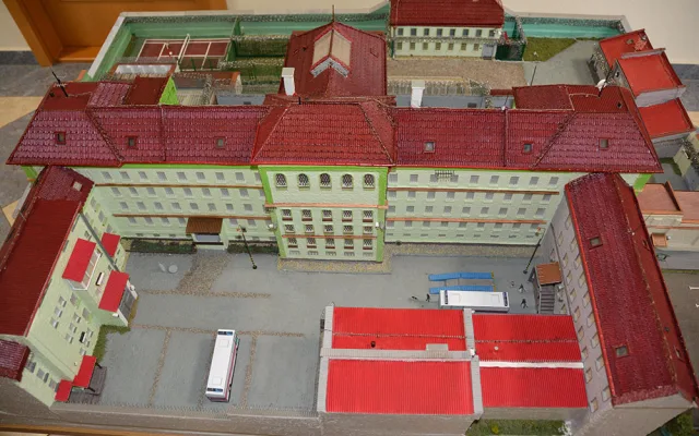 Maketa olomoucké věznice prošla obnovou. Odsouzený doplnil místo pro psa či ostnaté dráty