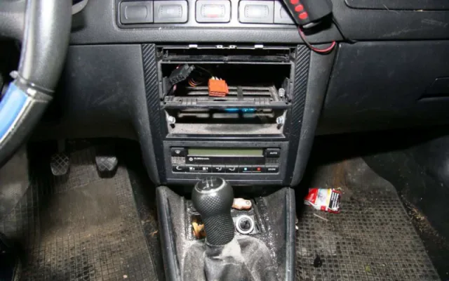 Zloději vybrakovali Golf zaparkovaný u zahrádkářské kolonie v Přerově. Auto zůstalo stát na cihlách