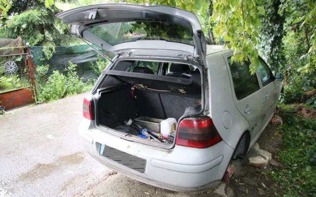 Zloději vybrakovali Golf zaparkovaný u zahrádkářské kolonie v Přerově. Auto zůstalo stát na cihlách