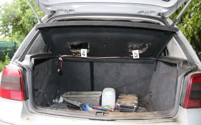 Zloději vybrakovali Golf zaparkovaný u zahrádkářské kolonie v Přerově. Auto zůstalo stát na cihlách